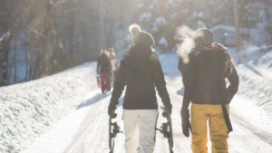 Karpacz, turyści zimą na górskim szlaku