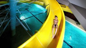 Chłopiec na zjeżdżalni przy basenie w hotelu w miejscowości Karpacz