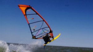 Mężczyzna skaczący na desce do windsurfingu