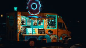 Food trucki - podświetlony food truck ze słodkościami i kawą